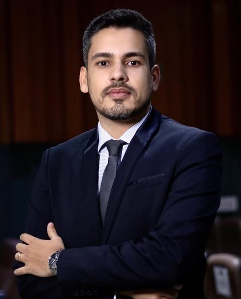 Advogado Jônio Carvalho de terno, de braços cruzados